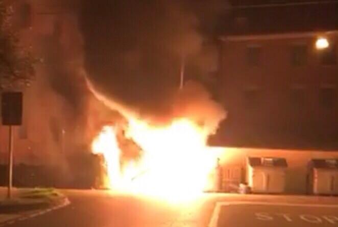 Piromani incendiano tre cassonetti