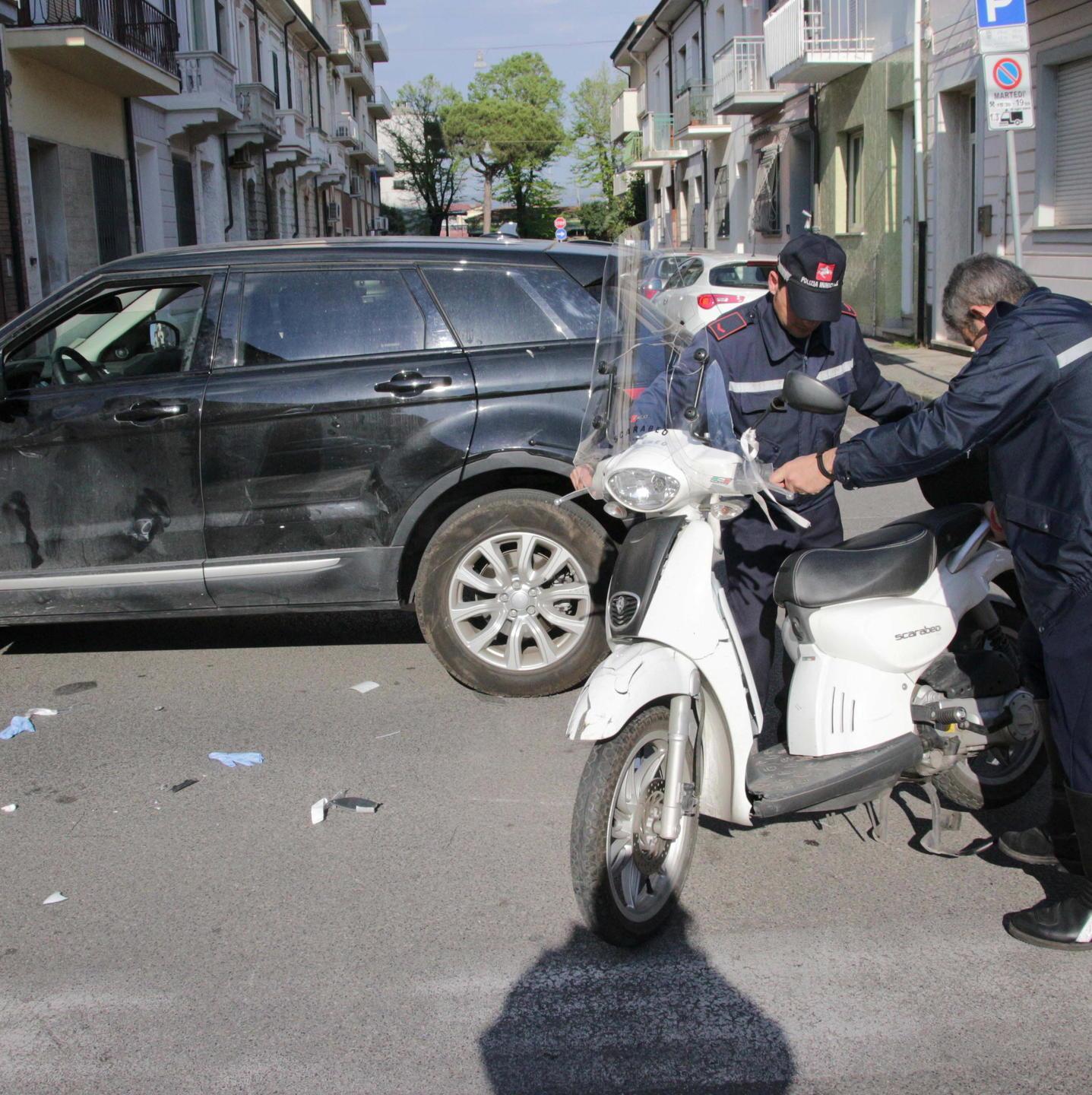 Lo scooter e il Suv coinvolti nell'incidente (foto Ciurca/Paglianti)