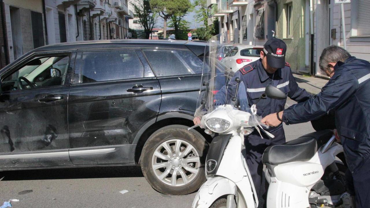 Lo scooter e il Suv coinvolti nell'incidente (foto Ciurca/Paglianti)