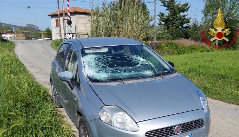 L'auto rimossa dopo essere rimasta incastrata nel passaggio a livello (sullo sfondo)