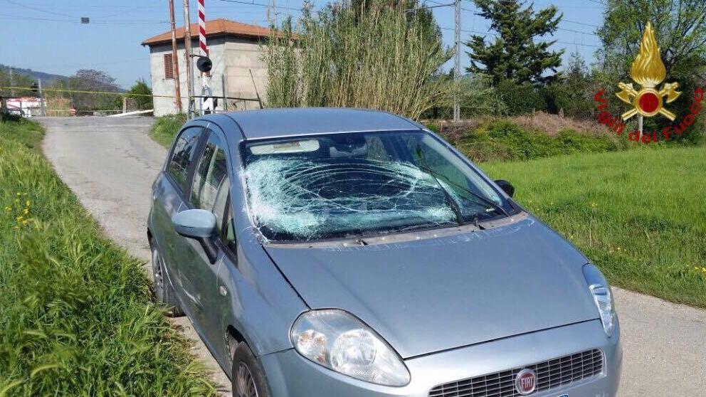 L'auto rimossa dopo essere rimasta incastrata nel passaggio a livello (sullo sfondo)