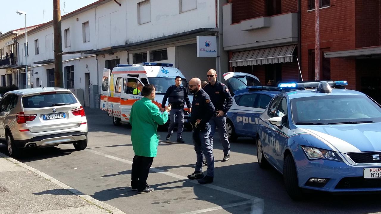 La polizia ascolta uno dei cassieri della Pam di via Palermo