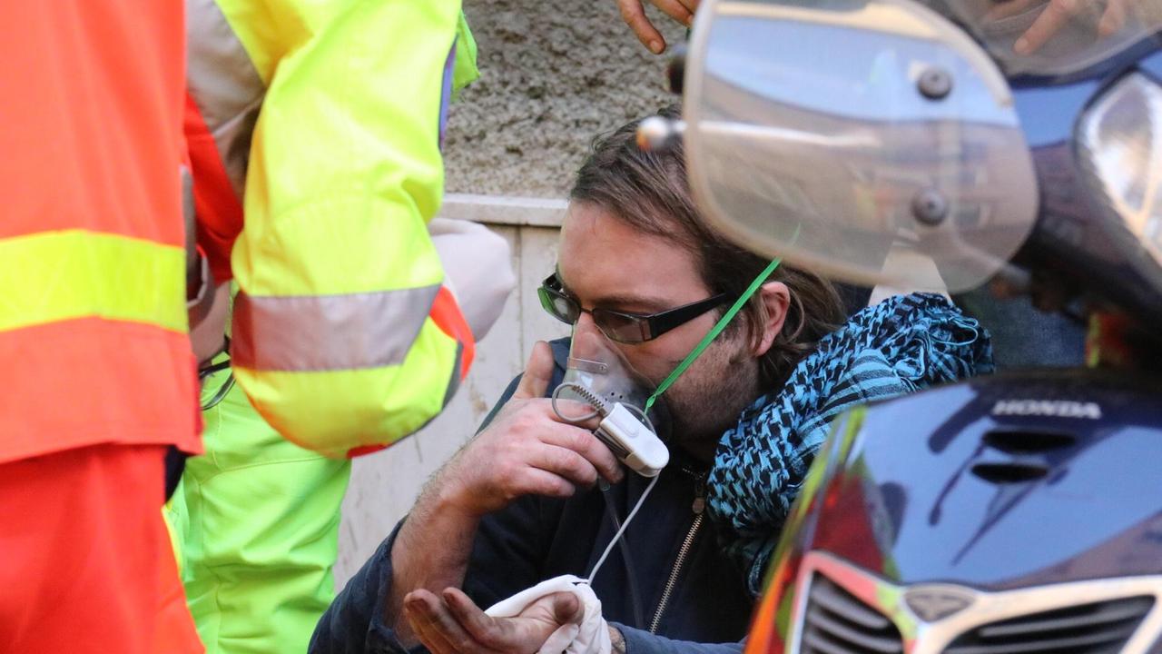 Dà fuoco all'appartamento dove vive e scappa: bloccato tra la folla - Foto e Video