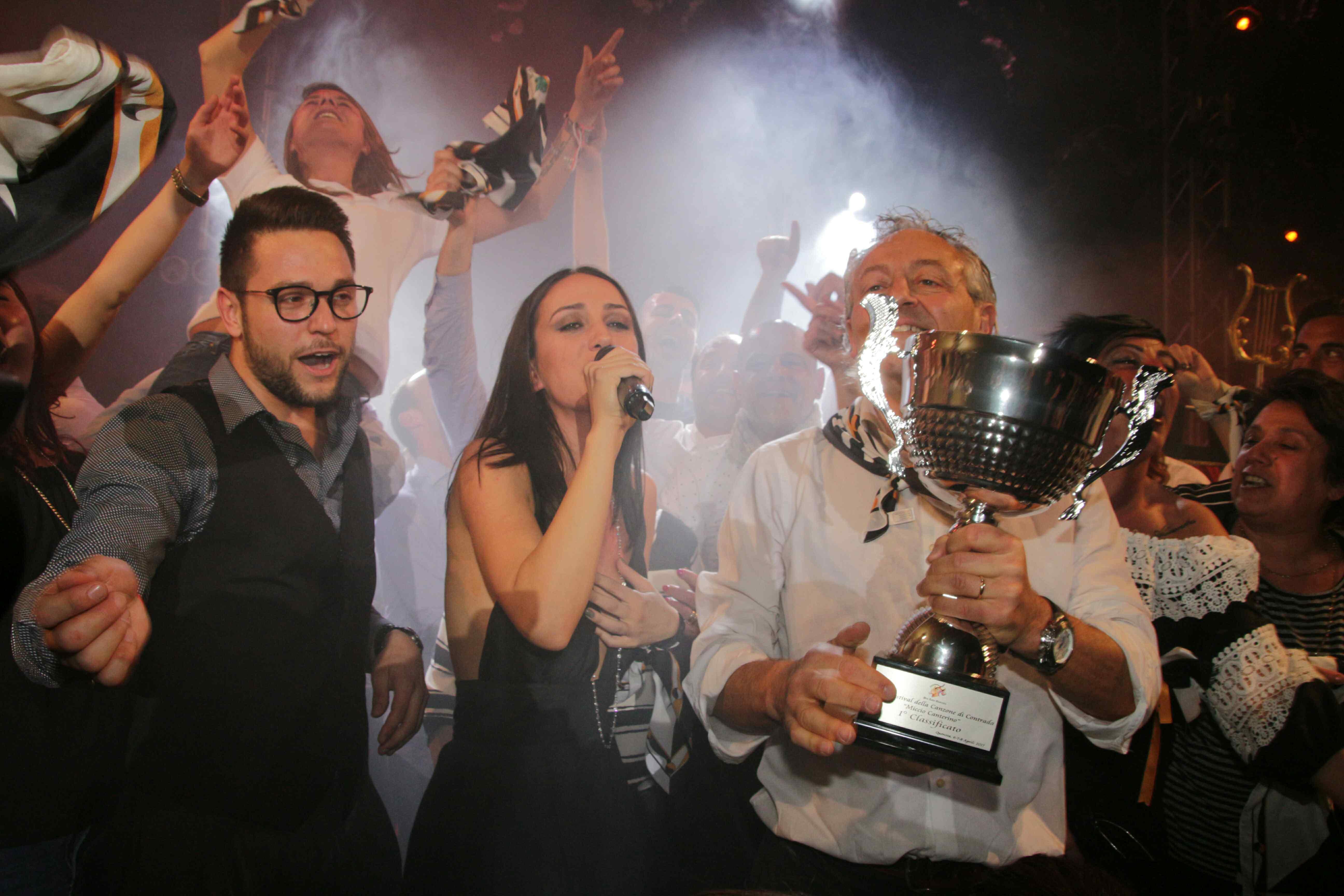 Elhaida Dani festeggiata dai contradaioli dopo la vittoria (foto Ciurca/Paglianti)