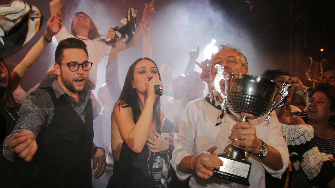 Elhaida Dani festeggiata dai contradaioli dopo la vittoria (foto Ciurca/Paglianti)