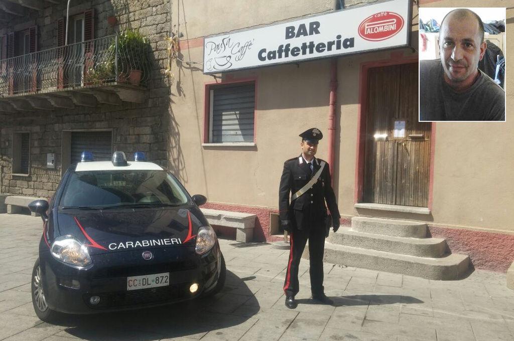 Il bar di Alà dei Sardi davanti al quale è avvenuto l'omicidio di Pietro Nieddu (nel riquadro)