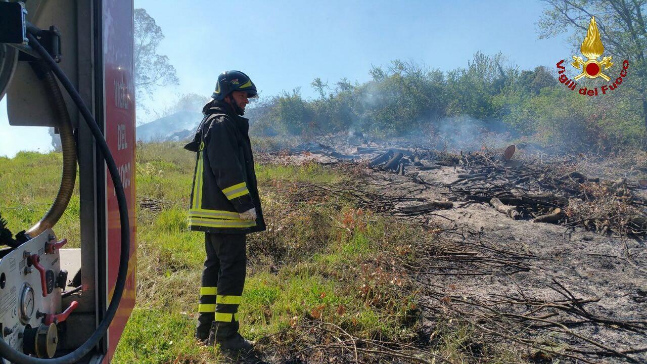 Il luogo dell'incendio, tenuto sotto controllo dai vigili del fuoco dopo aver spento le fiamme (foto Vigili del fuoco)
