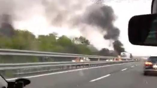 L'auto in fiamme da un fotogramma di un video di un lettore