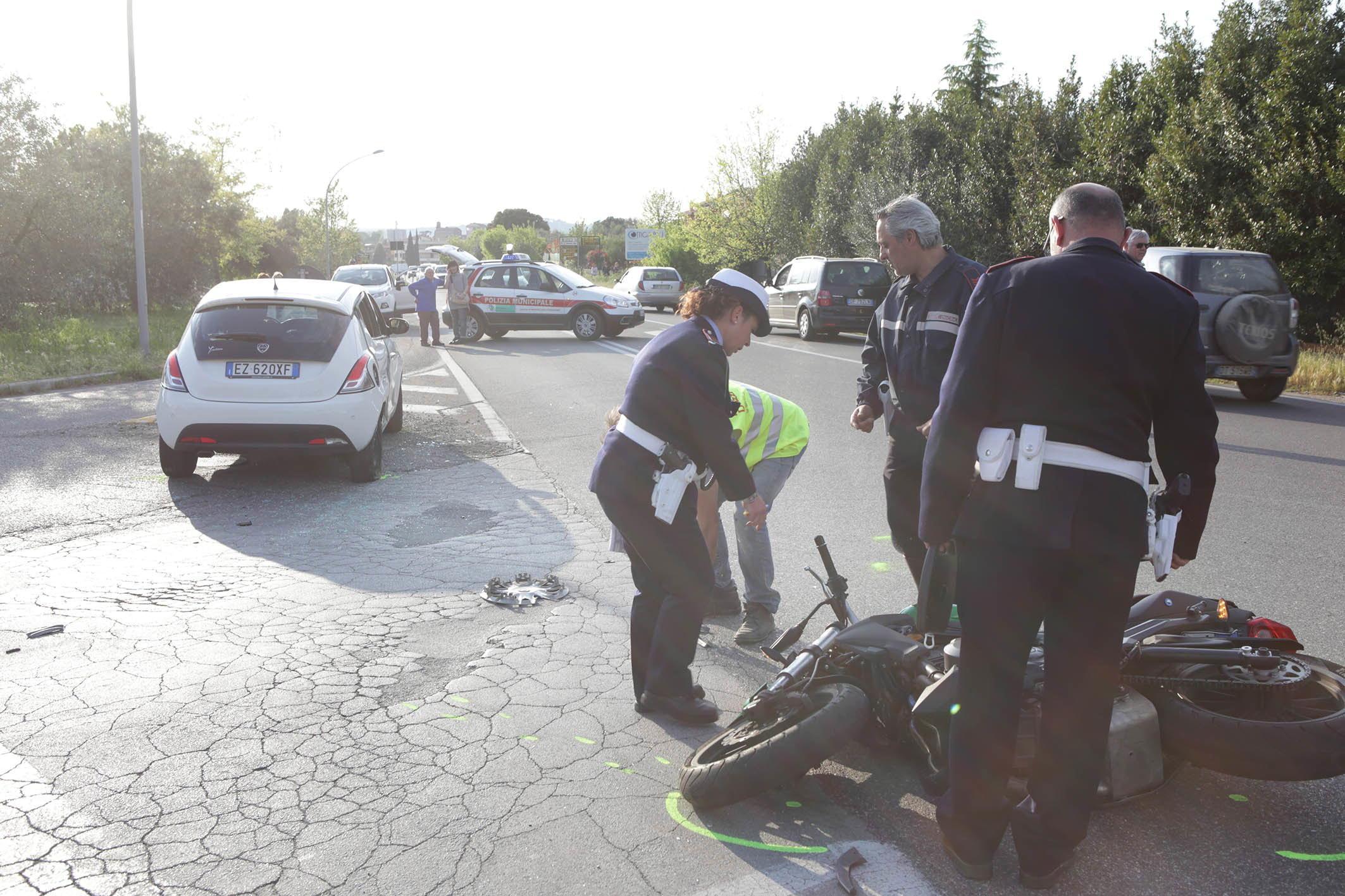 I rilievi dell'incidente a Fibbiana (foto agenzia Sestini)
