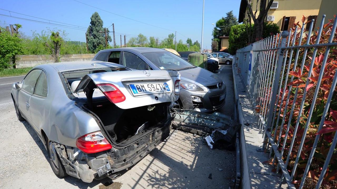 Sbanda in auto e ne travolge altre sette a Formigine