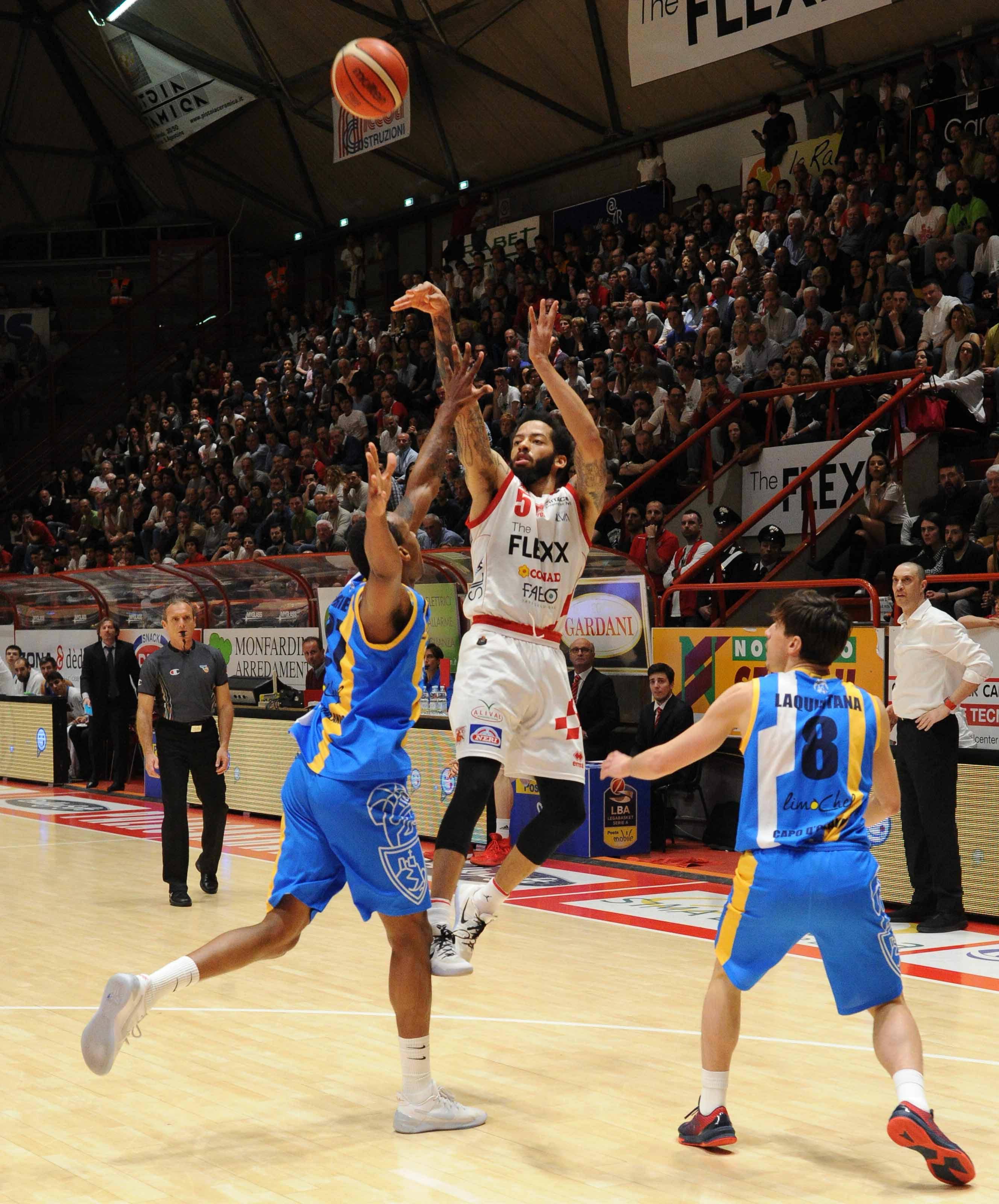 Terran Petteway al tiro (foto Gori)
