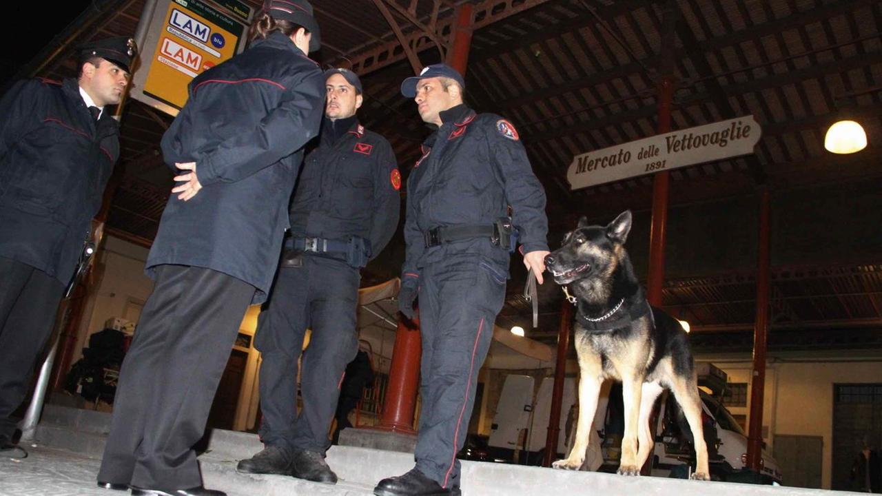 Scoperte dosi di hashish accanto a un pub