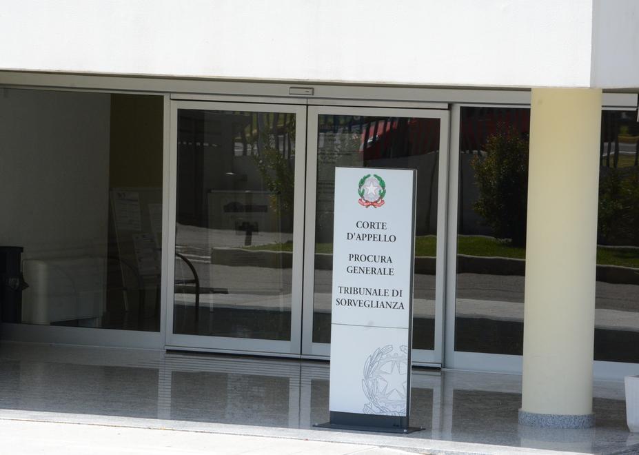 Alghero, sussidi in cambio di sesso: cinque anni all’impiegato 