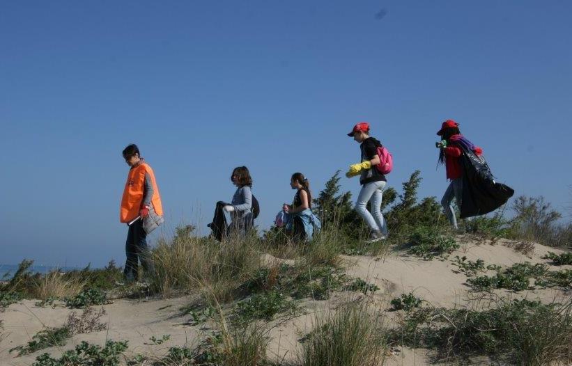 Via gli abusi e i rifiuti dalle dune di Calambrone 