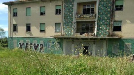 Degrado, bivacchi e furti alla Laveno Mallegni: «Vergogna»