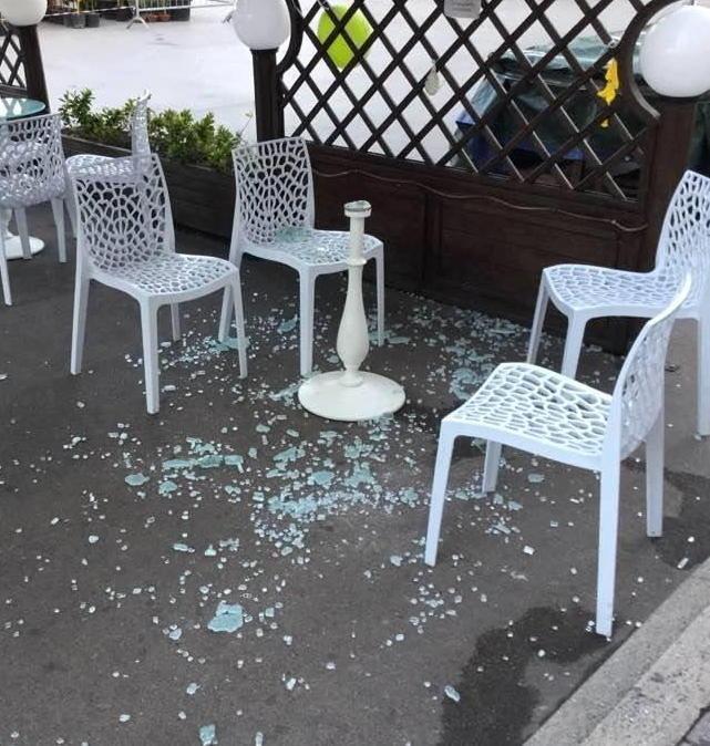 Tavolo di vetro in frantumi nella notte