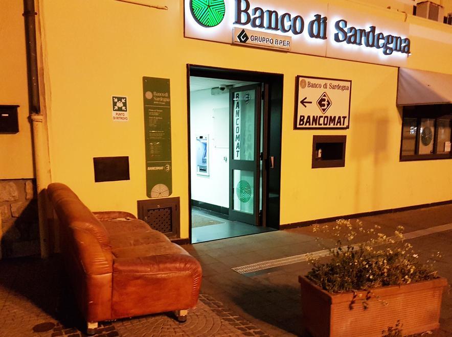 Un divano contro le lunghe file in banca 
