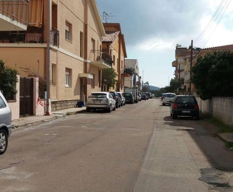 Via Confalonieri al buio, i residenti: pali nuovi ma spenti