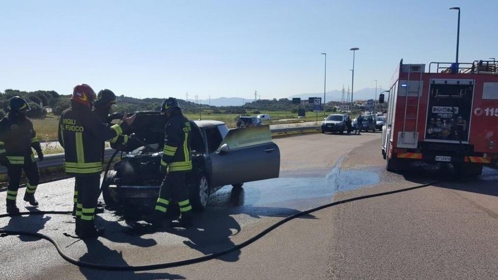 Motore di una Mini Cooper in fumo