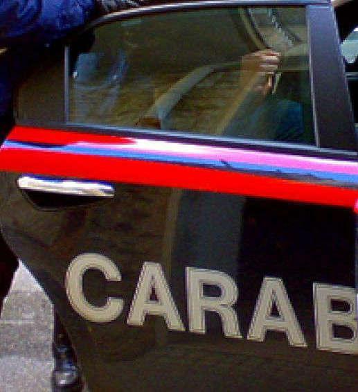 Prima litiga con due persone, poi picchia anche i carabinieri