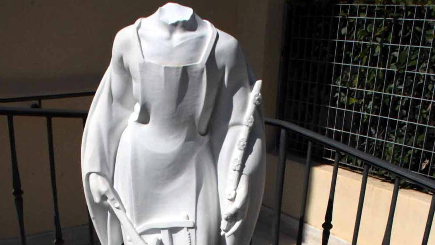 I vandali decapitano la statua di San Giuseppe 