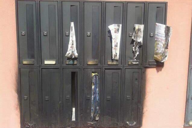 Cassette delle lettere in fiamme Razziato il distributore del latte
