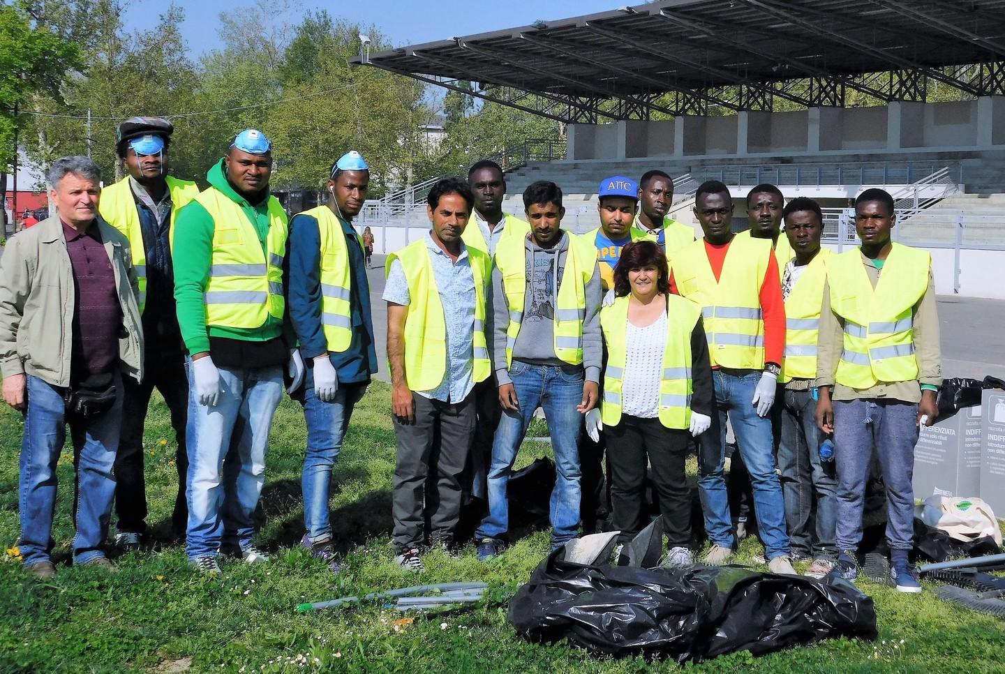 I migranti ripuliscono il Novi Sad 