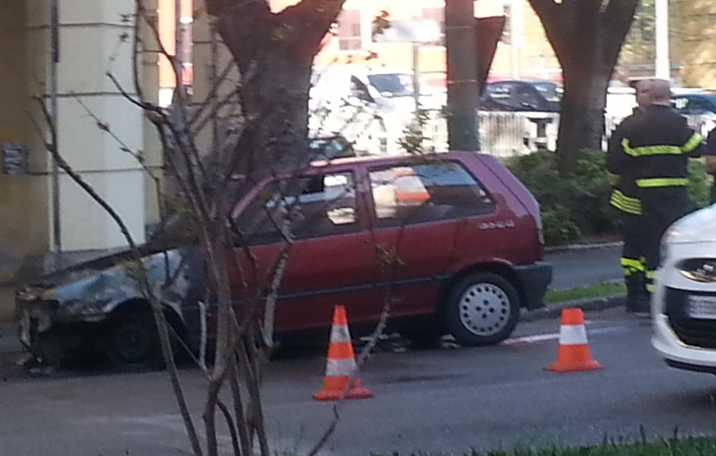 L’auto va a fuoco mentre guida
