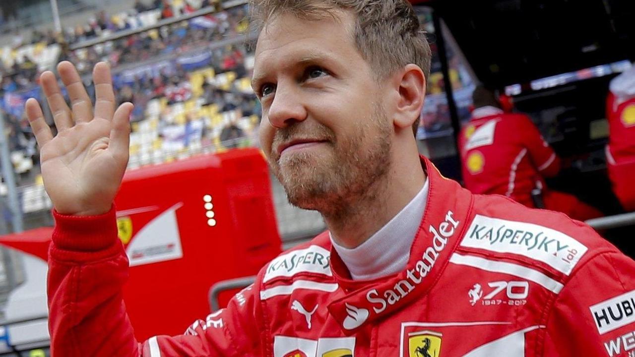 Hamilton vola, ma la Ferrari di Vettel è in scia