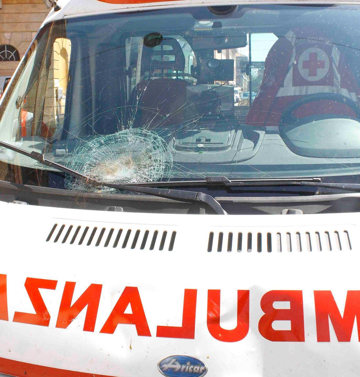 Travolta da ambulanza, 13enne in coma 