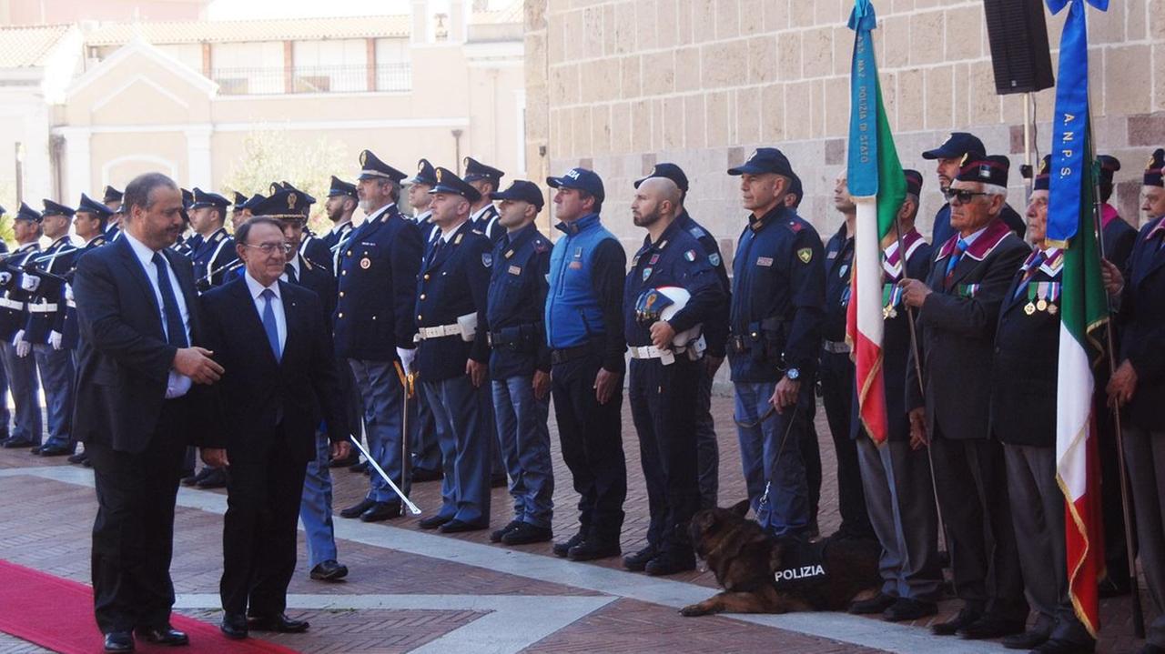 Un momento della Festa della polizia in piazza Cattedrale
