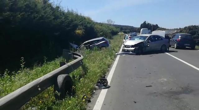Schianto tra Alghero e Olmedo, tre auto coinvolte: un ferito incastrato tra le lamiere 