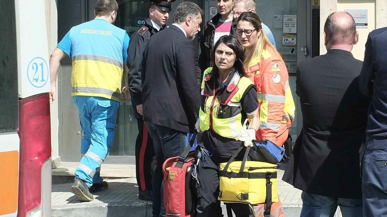 La banca dove è morto il bandito (foto Muzzi)