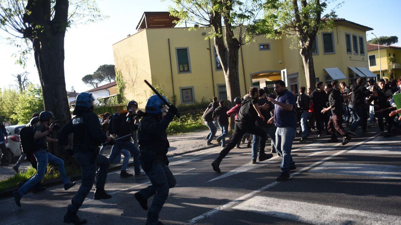 Un momento della carica della polizia