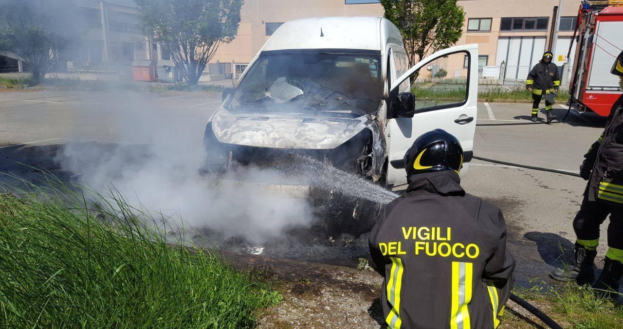 Furgone va a fuoco in strada  Incendio domato dai vigili 