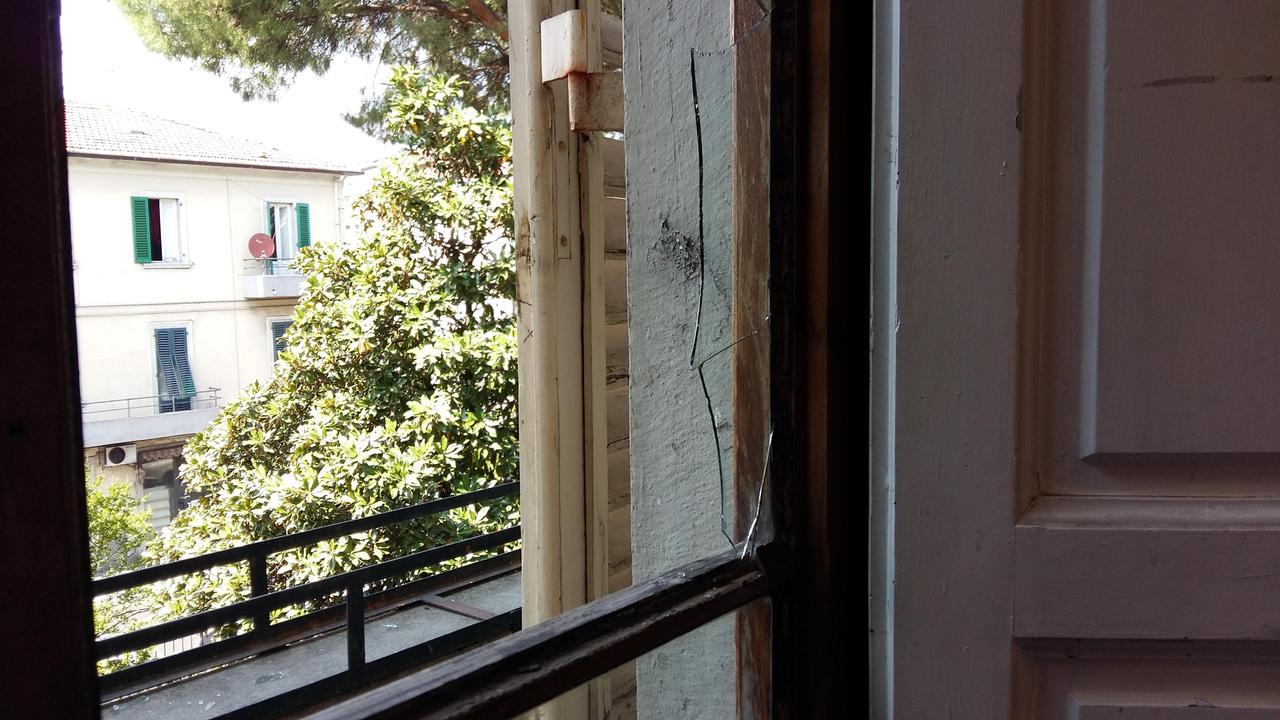 La finestra rotta all'Assessorato ai servizi sociali