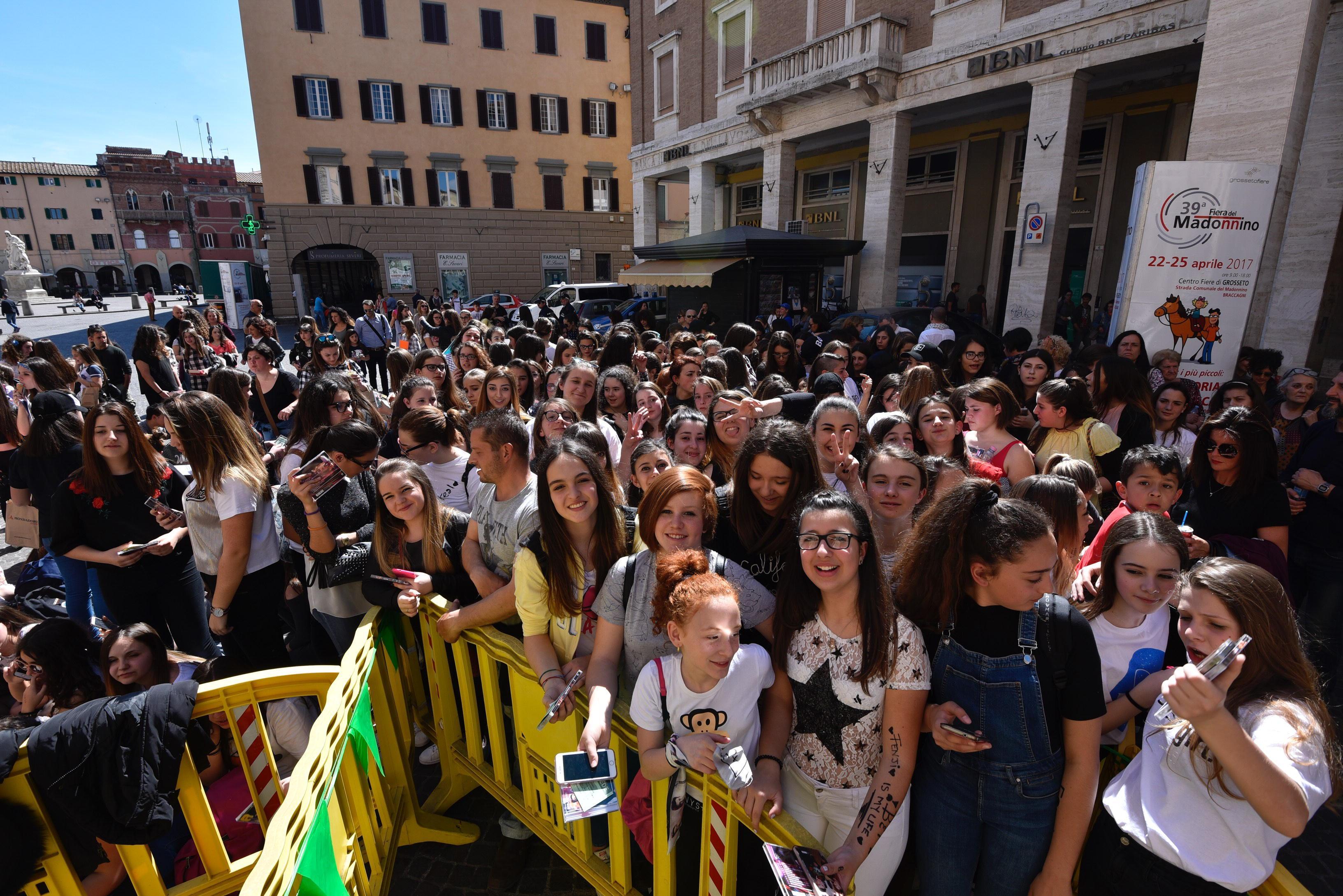Ragazzine in attesa del duo Benji & Fede (Foto Bf) 