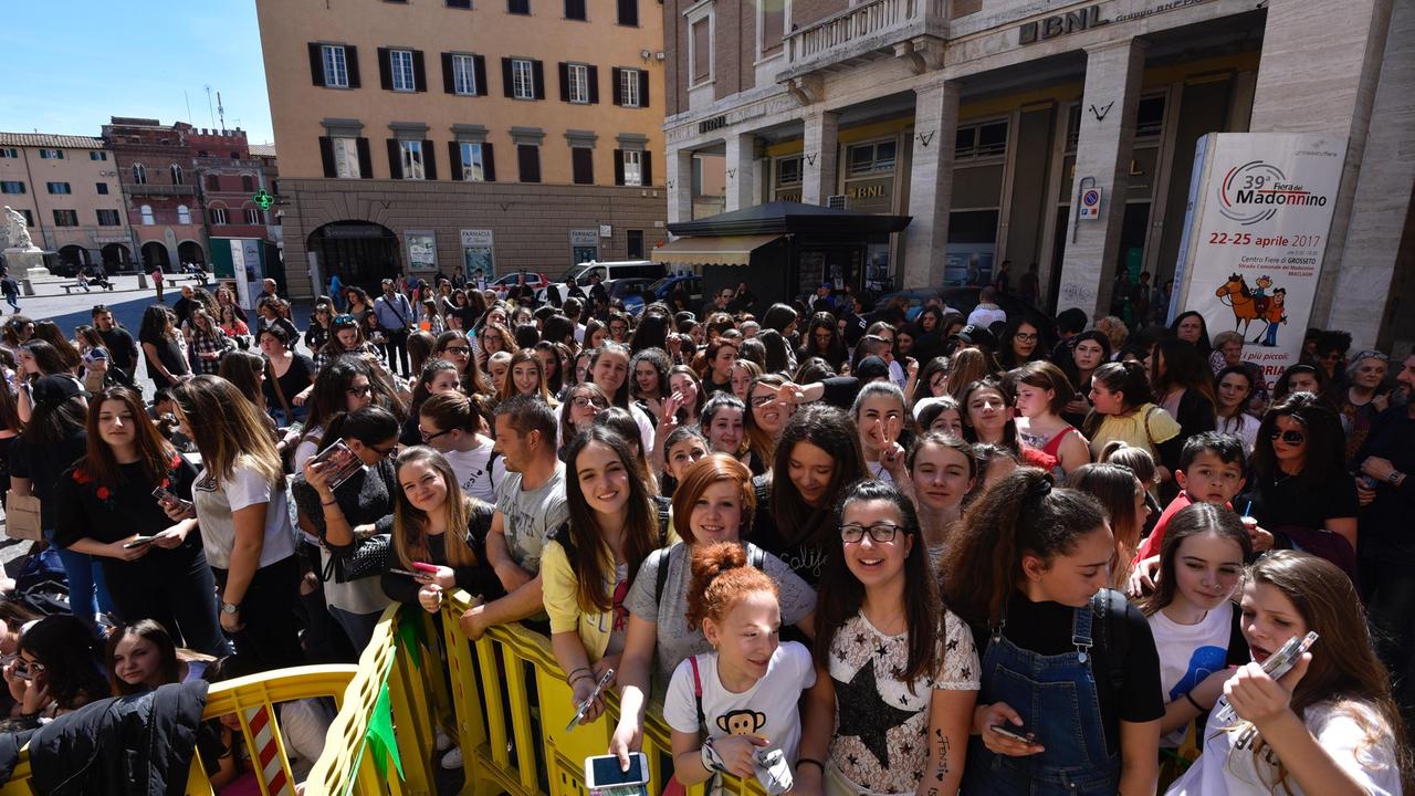 Ragazzine in attesa del duo Benji & Fede (Foto Bf)
