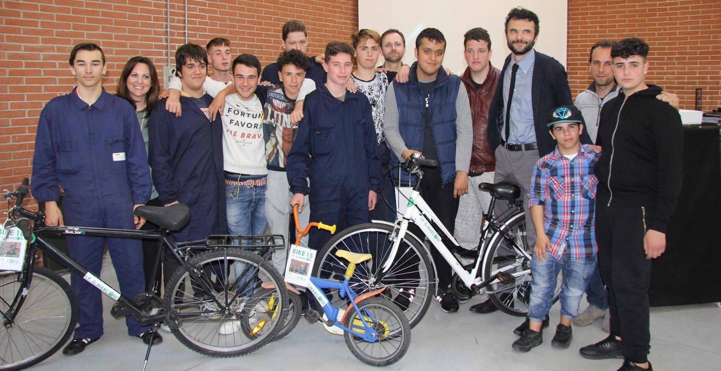 Gli studenti del Marconi assieme alla bici rimesse a nuovo e, sulla destra, al sindaco Matteo Biffoni (Foto Batavia)