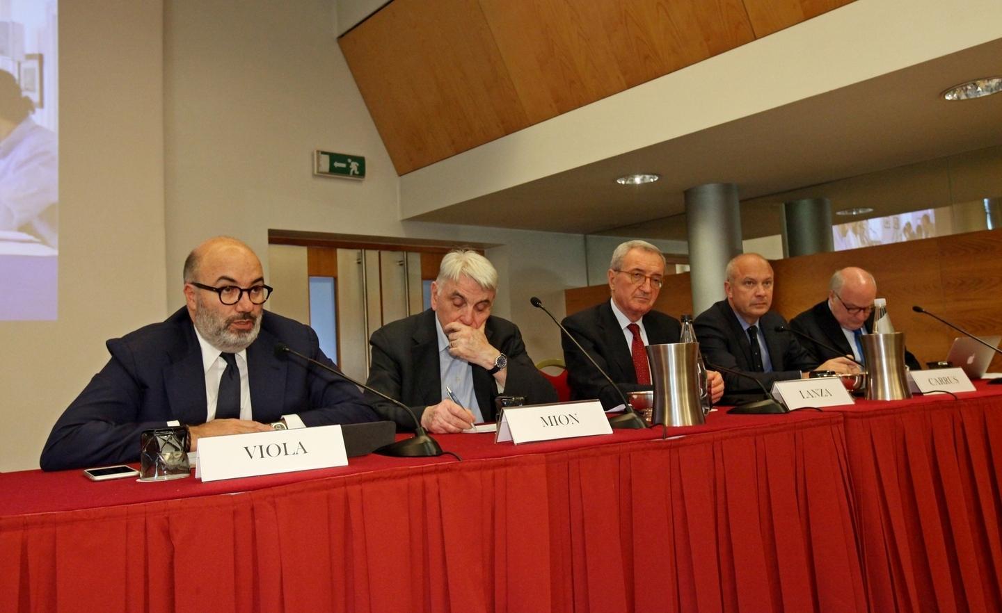 I vertici Bpvi, da sinistra l’ad Fabrizio Viola, accanto il presidente Gianni Mion