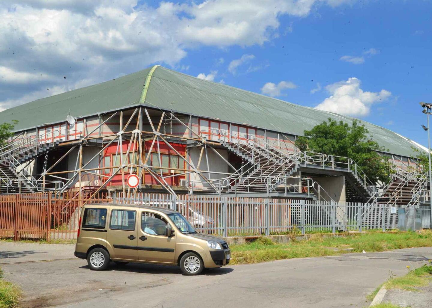 Il palazzetto dello sport di via Fermi, a Pistoia (foto Gori)