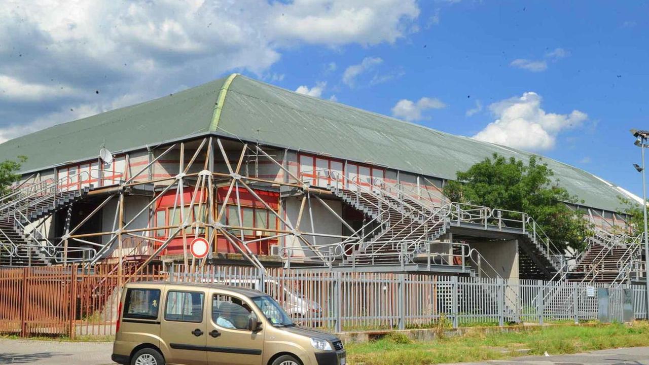Il palazzetto dello sport di via Fermi, a Pistoia (foto Gori)