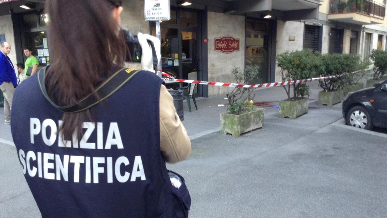 La polizia scientifica davanti al bar in cui avvenne l'aggressione