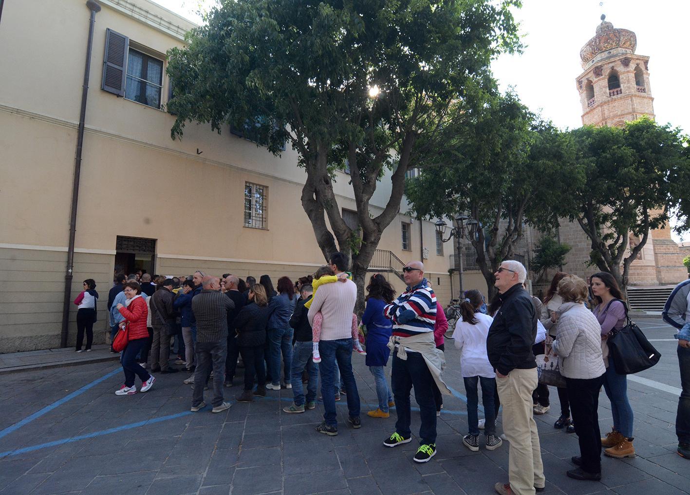 Visitatori in fila davanti alla Curia per Monumenti aperti