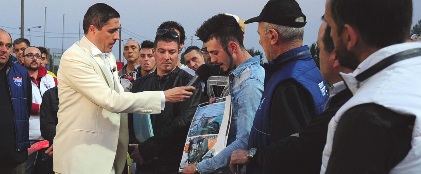 Il popolare inviato televisivo alle prese con decine di fotografie di motociclette rubate