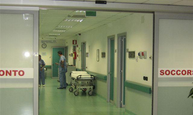 Falegname si amputa  tre falangi mentre lavora 