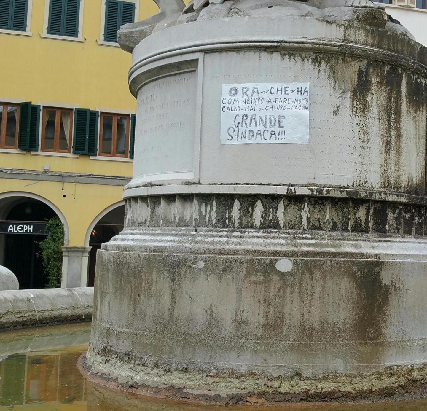 Fontana in tilt spunta un cartello di protesta