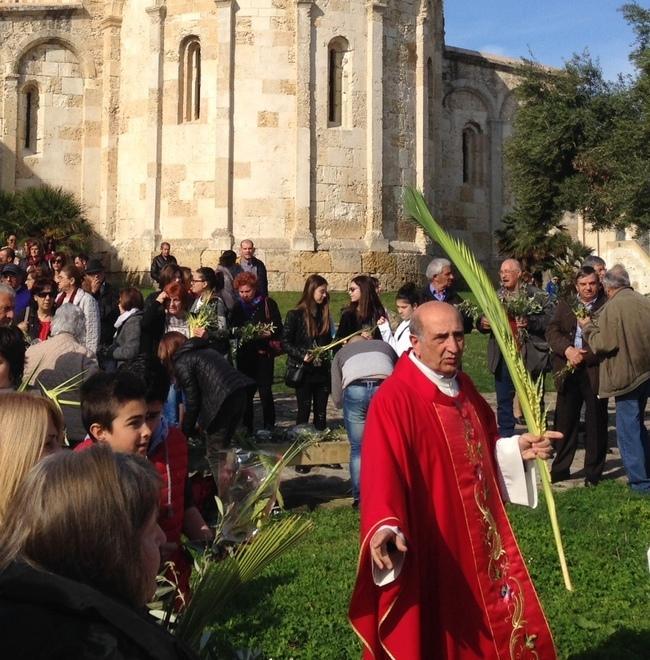 Folla per la benedizione delle palme nella basilica 