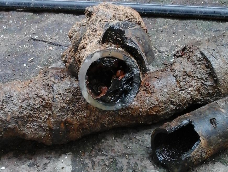 Castelsardo, pulizie nelle condutture incrostate da anni
