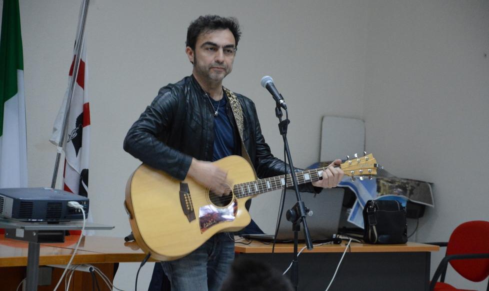 Ligabue canta la legalità ai ragazzi dell’Ipia